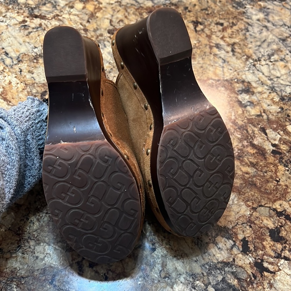 Ugg Clogs - Picture 6 of 8